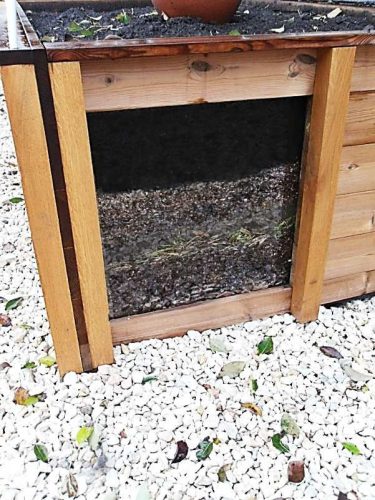 Ladita cu folie pentru plante in gradina scolii