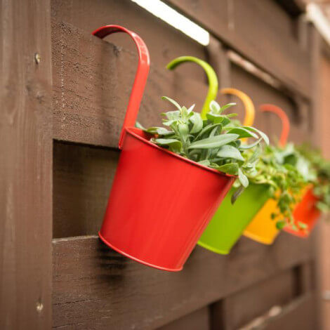 Ghiveci cu cârlig pentru balustrada, 4 culori