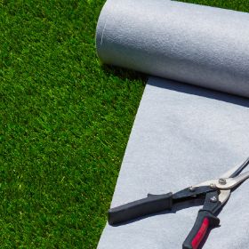 Iluzia verdelui perfect: Când instalarea gazonului artificial nu decurge conform planului