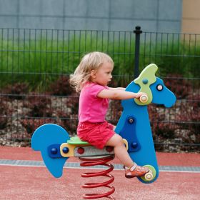 Jucăriile pe arc – efecte mari într-un spațiu mic asupra dezvoltării