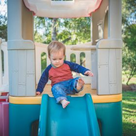 A aluneca pe tobogan nu înseamnă doar distracție – ci și dezvoltare!